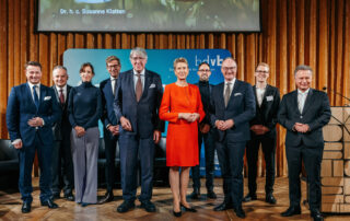 Gruppenfoto mit Hartmut Jaensch, Dr. Christian Scharpf (Wirtschaftsreferent der Stadt Muenchen), Dr. Nina Gillmann (TWISE), Ulf Hollinderbaeumer (bdvb), Willi Rugen (bdvb Praesident), Dr. h.c. Susanne Klatten, Christian Mohr (UnternehmerTUM), Prof. Dr. Dr. h.c. Lars P. Feld, Tobias Kahnert (EFT Mobility) und Raimund Brichta (n-tv Moderator).