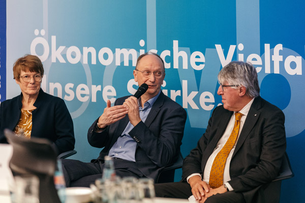 Prof. Dr. Veronika Grimm, seit 2020 Mitglied im Sachverständigenrat, Dr. Klaus Wiener, MdB, Obmann und stellvertretender Sprecher der CDU/CSU-Bundestagsfraktion im Ausschuss für Wirtschaft und Energie, Willi Rugen, ehem. Präsident des bdvb.